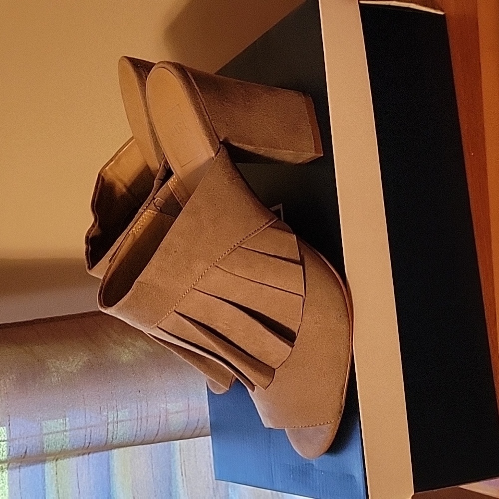 Shoes - Picture 2 of 3